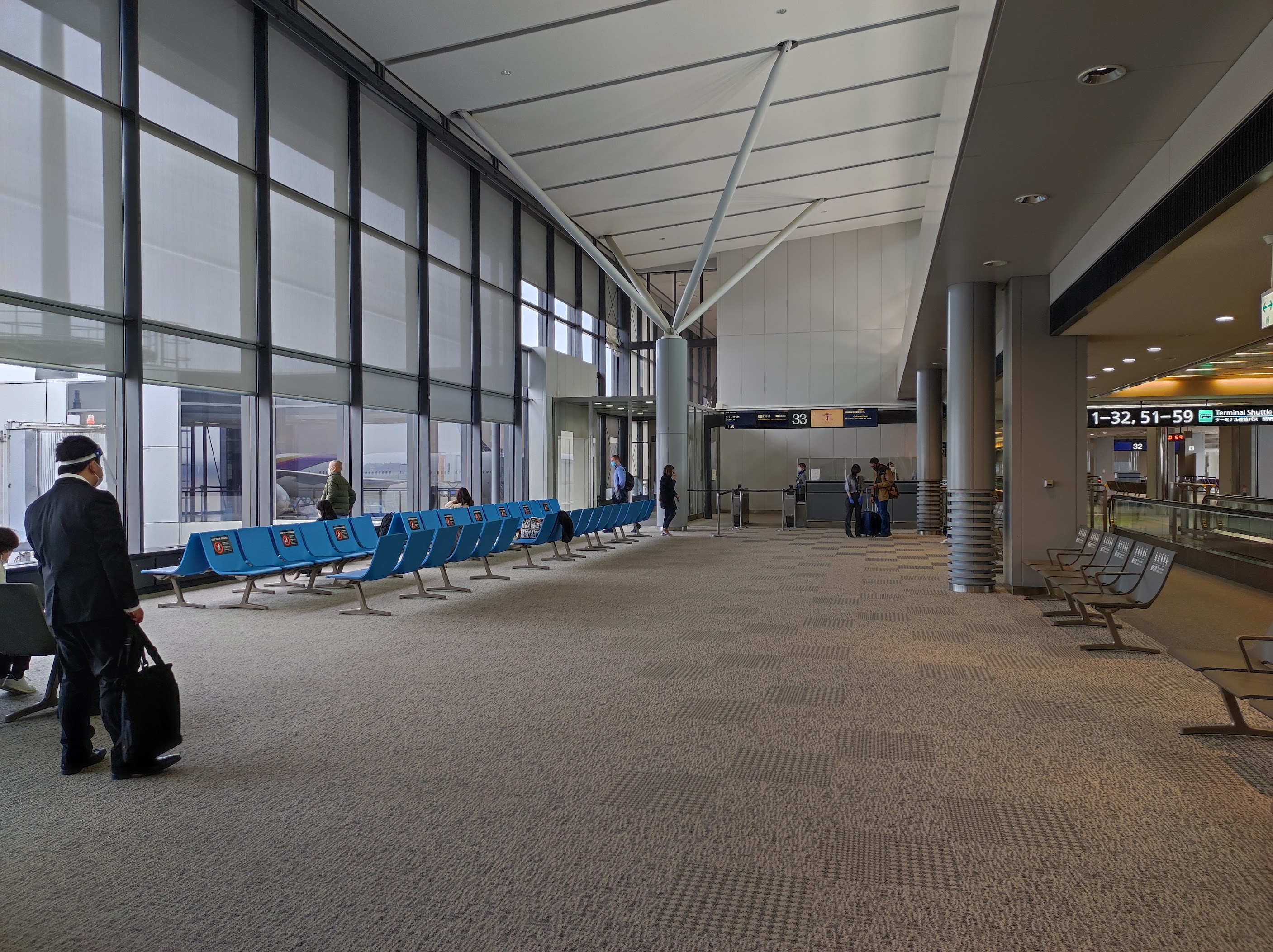 2021年11月21日の成田空港33番搭乗口