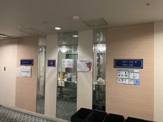 宿泊療養施設のエレベーターホール