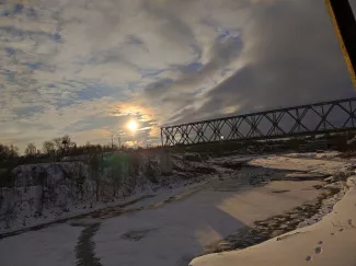 凍る川と国境の鉄橋