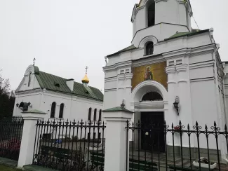 ベラルーシの教会の前で祈る人