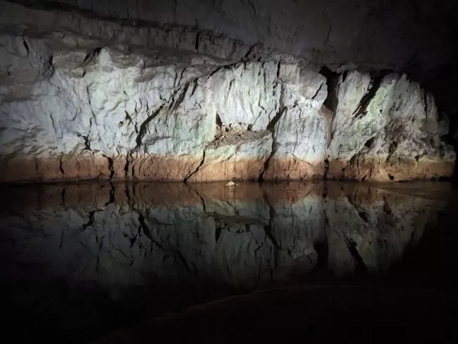 水が鏡のように岩を映している