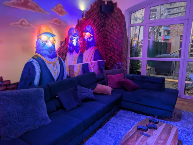 スペース内部の壁画